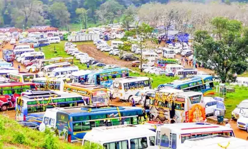 വാഹനങ്ങൾക്ക് നിയന്ത്രണം; ശബരിമല പാതയിൽ ദുരിതയാത്ര