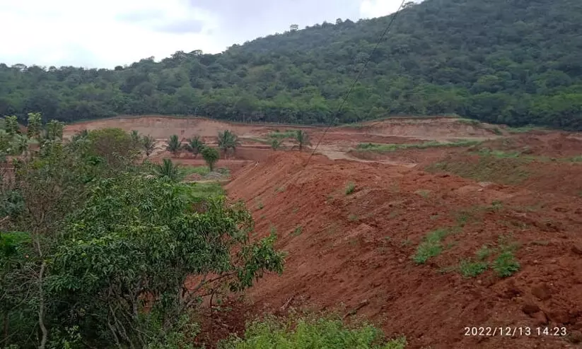 അട്ടപ്പാടിയിൽ പരിസ്ഥിതി ദുർബല മേഖലയിൽ വ്യാപക കുന്നിടിക്കൽ