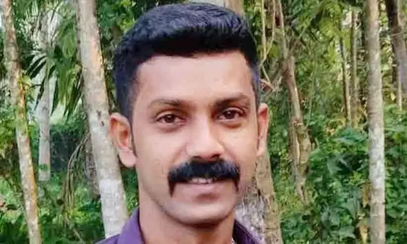 ബൈക്ക് തണൽ മരത്തിൽ ഇടിച്ച് ബൈക്ക് യാത്രികൻ മരിച്ചു