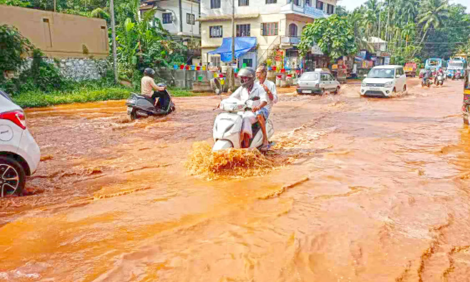 ജലവിതരണ പൈപ്പ് പൊട്ടി; കുറ്റിക്കാട്ടൂരിൽ റോഡിൽ പ്രളയം