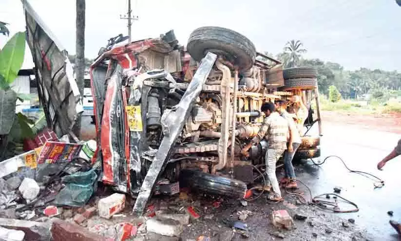 ദേശീയപാതയിൽ കണ്ടെയ്നര്‍ ലോറി മറിഞ്ഞ് ഡ്രൈവര്‍ക്ക് പരിക്ക്