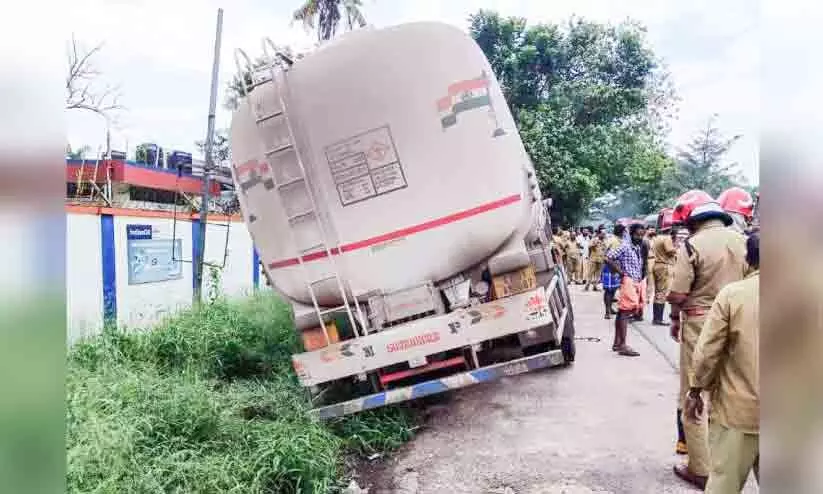 എഥനോൾ ലോറി അപകടത്തിൽപ്പെട്ടു; മുൾമുനയിൽ മണിക്കൂറുകൾ