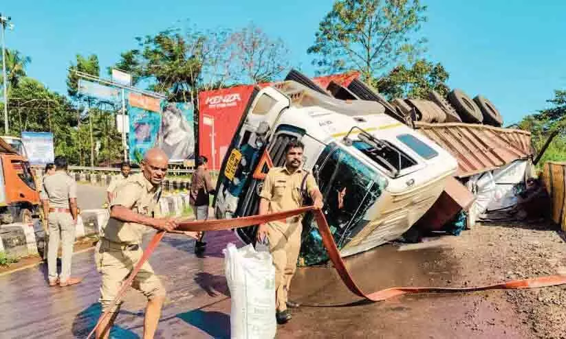 വട്ടപ്പാറയിൽ കെണ്ടയ്നർ ലോറിമറിഞ്ഞ് അപകടം