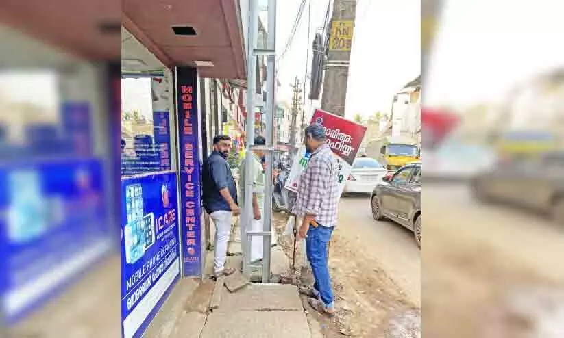 വൈദ്യുതി തൂൺ സ്​ഥാപിച്ചത്​ നടപ്പാതയിൽ; കാൽനടക്കാർക്ക്​ ദുരിതം