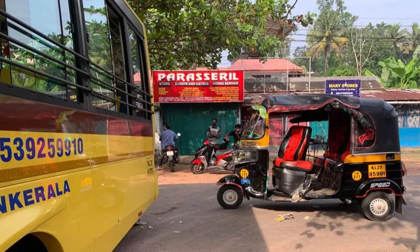 മിനി ബസിന് പിന്നിൽ വിദ്യാർഥികളുമായി പോയ ഓ​ട്ടോറിക്ഷ ഇടിച്ച് ഏഴുപേർക്ക് പരിക്ക്