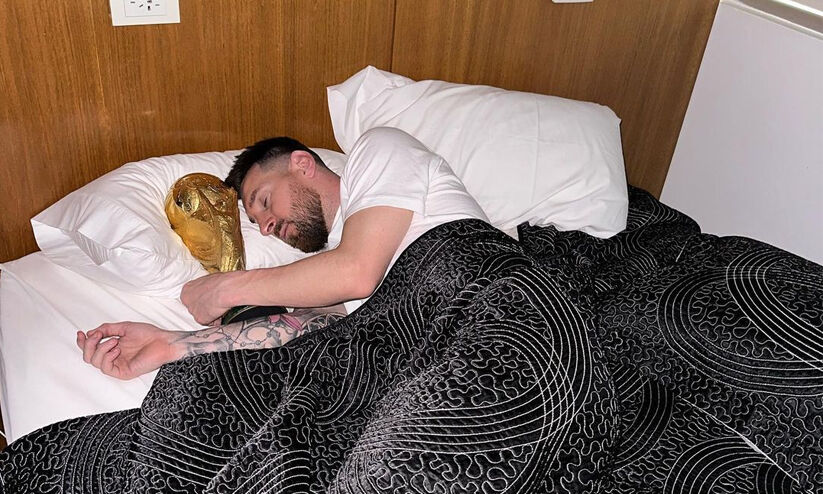 Messi sleeping with the cup;  Fans snapped photos of Messi sleeping with the World Cup