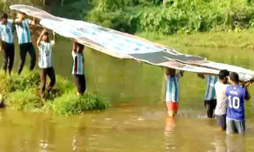 പുള്ളാവൂരിലെ കട്ടൗട്ടുകൾ ആരാധകർ തന്നെ നീക്കി