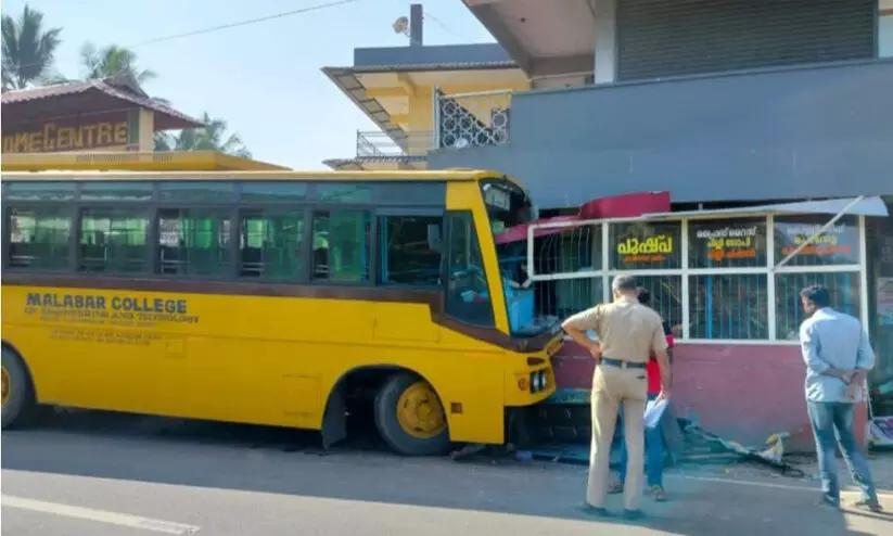 ഡ്രൈവർക്ക് തലകറക്കം: എൻജി. കോളജ് ബസ് ഹോട്ടലിലേക്ക് ഇടിച്ചു കയറി അപകടം