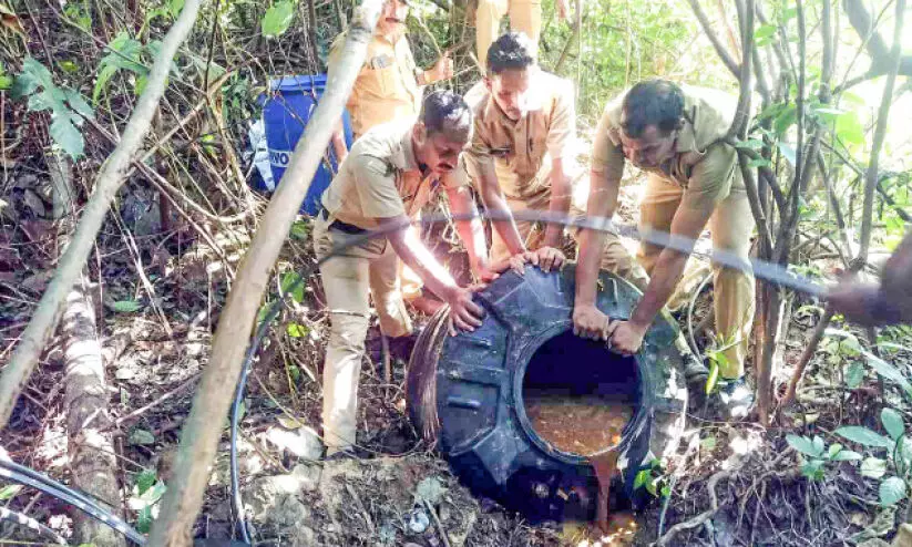 കാവിലുമ്പാറയിൽ 700 ലിറ്റർ വാഷ് നശിപ്പിച്ചു