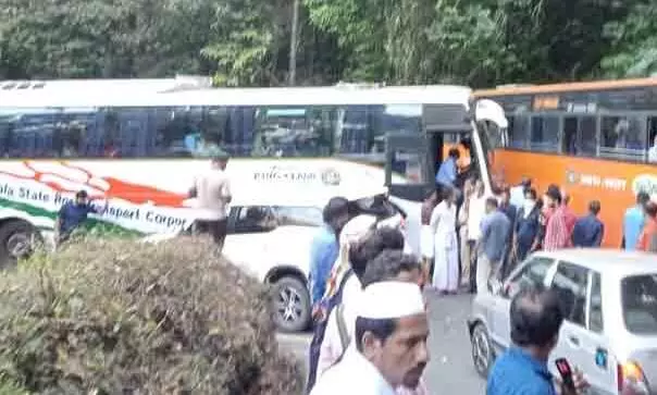 വയനാട് ചുരത്തിൽ കുടുങ്ങിയ ബസ് നീക്കി; ഗതാഗതം പുനസ്ഥാപിച്ചു