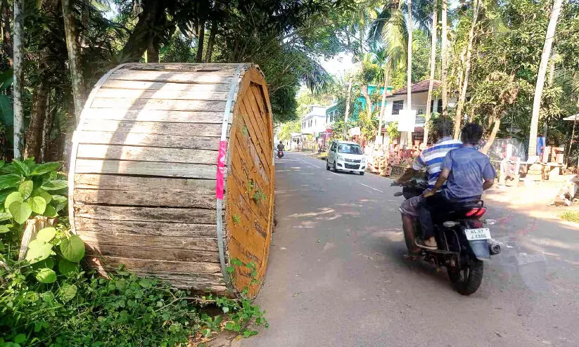 അപകടം വിതച്ച് പുൽപറമ്പിൽ കെ.എസ്.ഇ.ബി കേബ്ൾ