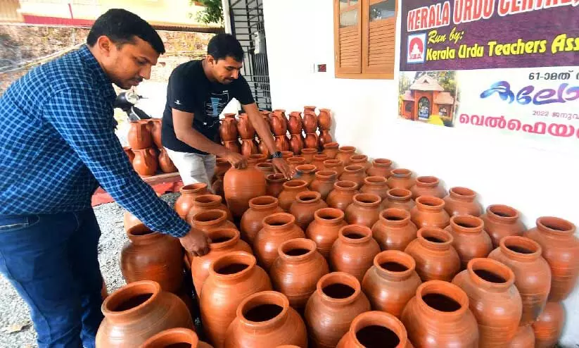 കുടിവെള്ളം ‘തണ്ണീർ കൂജ’യിൽ; കുപ്പിവെള്ളം പടിക്കുപുറത്ത്