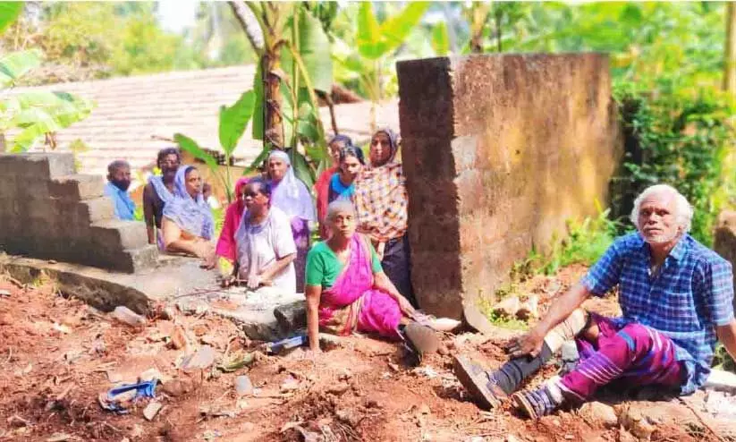 മരണം കാത്തു കഴിയുന്ന അന്തേവാസികൾക്ക് ലെപ്രസി ആശുപത്രി​യിലേക്കുള്ള വഴിയടയുന്നു