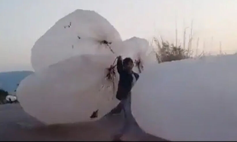 The cooking gas is transported in a large plastic bag;  Viral video from Pakistan |  Video of Pakistanis storing cooking gas in plastic balloons goes viral