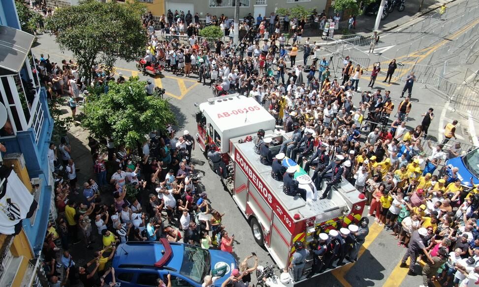 Farewell to the hometown;  Eternal sleep in Pelek Santos |  Pele’s private burial at Santos after an eight-mile funeral procession