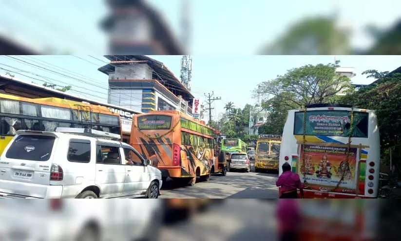 നിയന്ത്രണങ്ങൾ പാളി; മിനി പമ്പയിൽ ഗതാഗതക്കുരുക്ക്