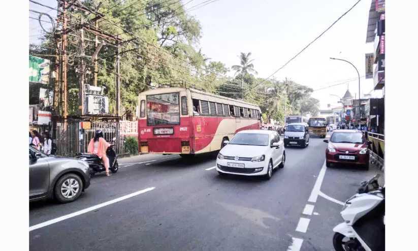 അഴിയാക്കുരുക്കിൽ പന്തളം; ഒ​രു​വ​ർ​ഷം പി​ന്നി​ട്ടി​ട്ടും ഗ​താ​ഗ​ത പ​രി​ഷ്കാ​രം ക​ട​ലാ​സി​ൽ​ത്ത​ന്നെ