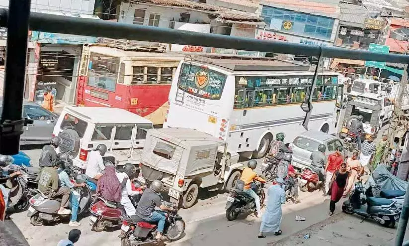 ഗ​താ​ഗ​തക്കുരു​ക്കി​ൽ വീ​ർ​പ്പു​മു​ട്ടി മാ​ന​ന്ത​വാ​ടി ന​ഗ​രം