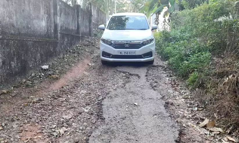 കാല്‍നടപോലും ദുഷ്കരം; പാറവിളക്കോണം റോഡ് സഞ്ചാരയോഗ്യമാക്കണമെന്നാവശ്യം