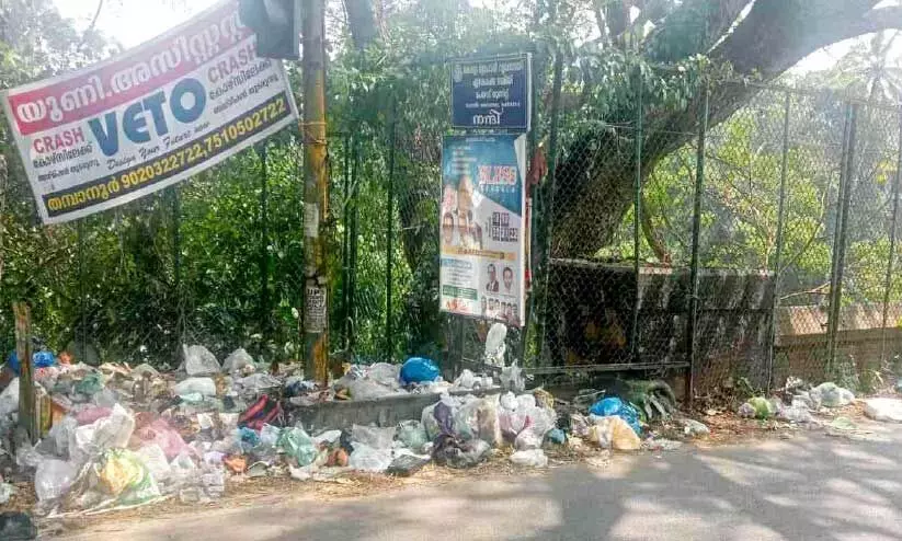 ചവറുകൾ നിറഞ്ഞ് വൃത്തിഹീനമായി കുണ്ടമൺകടവ് പൈതൃക പാലം