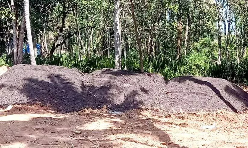 തണ്ണീർത്തടങ്ങൾ നികത്താൻ ചണ്ടി ഡിപ്പോ മാലിന്യം; പ്രതിഷേധം ശക്തം