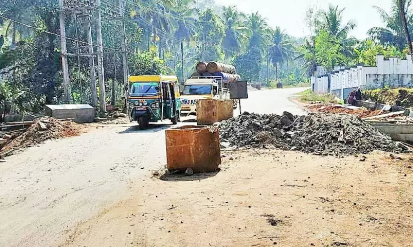 തെച്ചിപ്പാലം നിർമാണം പൂർത്തിയായില്ല; യാത്രാദുരിതം വർധിക്കുന്നു