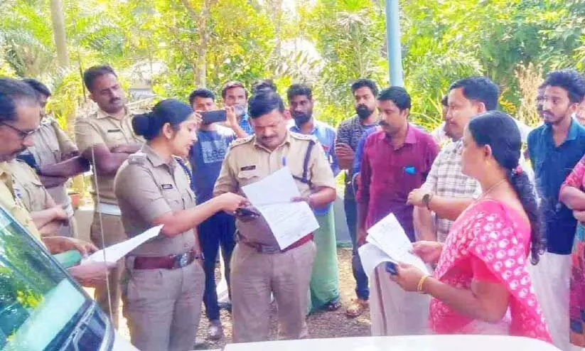 ഭാ​ര​മേ​റി​യ വാ​ഹ​ന​ങ്ങ​ൾ​ക്ക് നി​രോ​ധ​നം: പ​രി​യാ​രം ക​ണ്ണു​രു​ട്ടി; പീ​ലാ​ർ​മു​ഴി​യി​ലെ മ​ണ്ണെ​ടു​പ്പ് നി​ല​ച്ചു