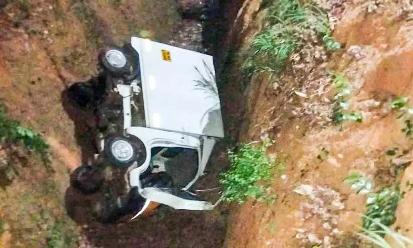 നിയന്ത്രണംവിട്ട് പിക്അപ് വാൻ കനാലിലേക്ക് മറിഞ്ഞു