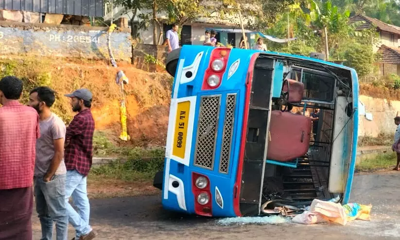 ബസ് മറിഞ്ഞ് വിദ്യാർഥികളടക്കം നിരവധി പേർക്ക് പരിക്ക്