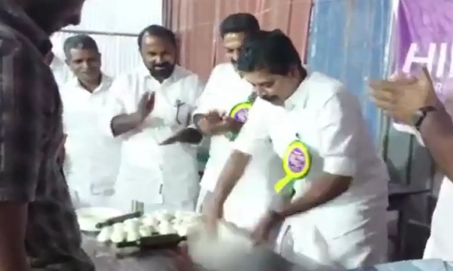 പൊറോട്ട വീശിയടിച്ച്​ മന്ത്രി