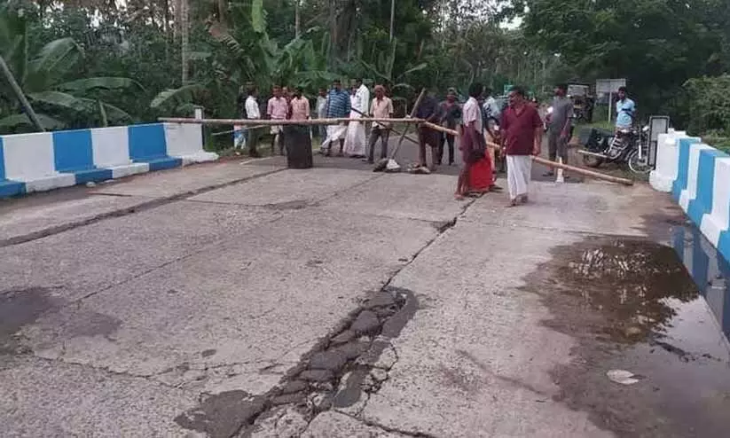 പുതമൺ പാലത്തിൽ ഇരുചക്ര വാഹനങ്ങൾ കടത്തിവിടാൻ തീരുമാനം