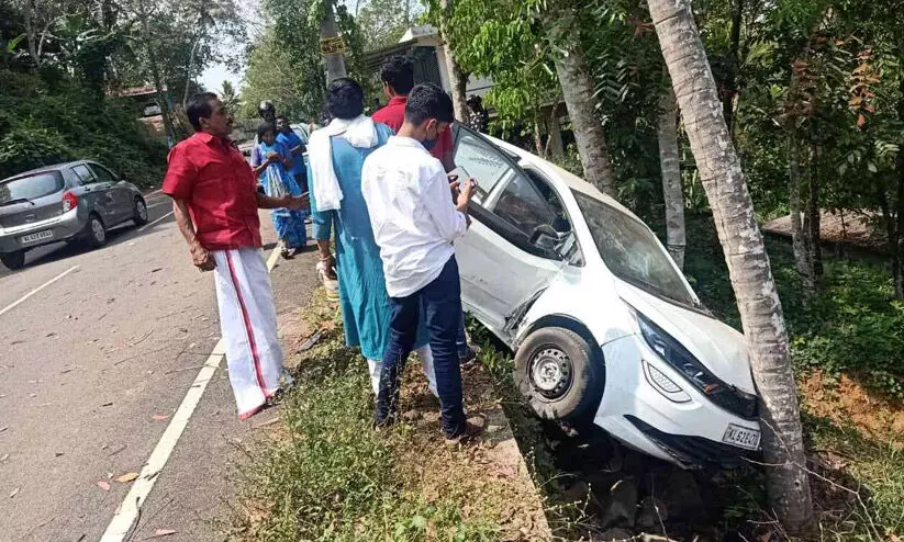 നിയന്ത്രണംവിട്ട കാർ മരത്തിലിടിച്ചു; താഴ്ചയിലേക്ക് വീഴാതെ ഒഴിവായത് വൻ അപകടം