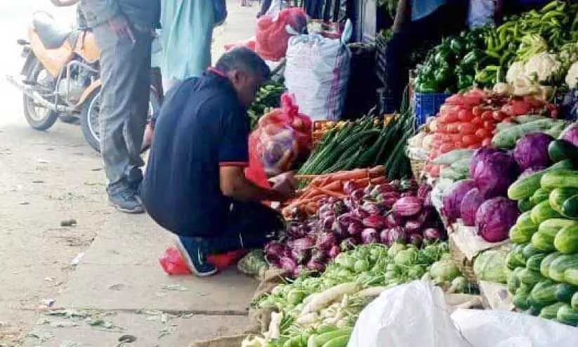 നടപ്പാത കൈയേറി കച്ചവടം; ദുരിതമായി മേ​പ്പാ​ടിയിലെ കാൽനടയാത്ര