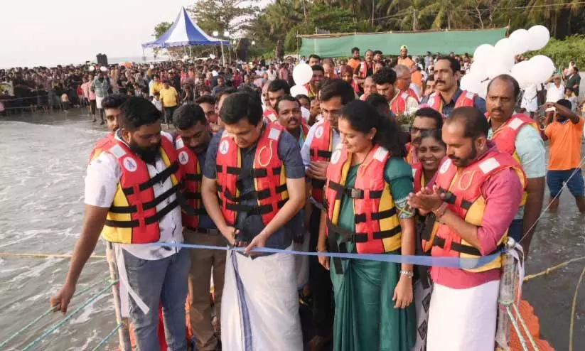 കടലോളം കാഴ്ചകൾ കാണാം; കണ്ണൂരിൽ ആ​ദ്യ​ത്തെ ഫ്ലോ​ട്ടി​ങ് ബ്രി​ഡ്ജ് മു​ഴ​പ്പി​ല​ങ്ങാ​ട് ബീ​ച്ചി​ൽ