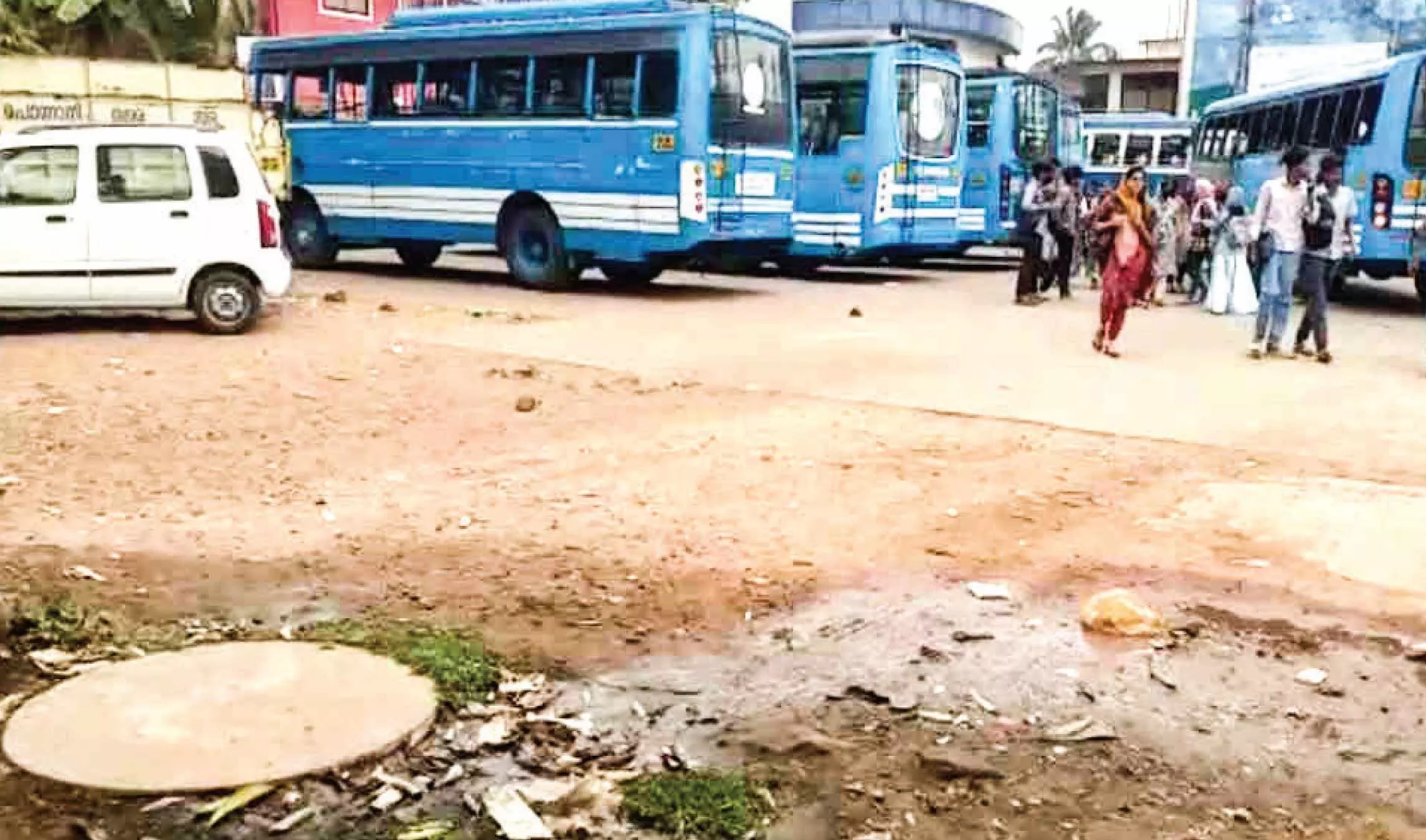 പൊന്നാനി സ്റ്റാൻഡിൽ ബസിൽ കയറാൻ മൂക്കുപൊത്തണം