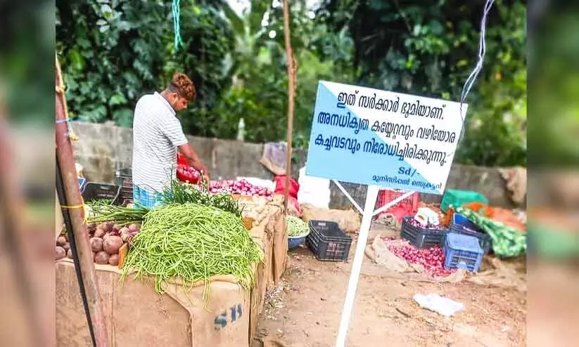 ചുങ്കത്ത്​ ബോർഡ്​ സ്ഥാപിച്ചിട്ടും അനധികൃത  കച്ചവടം തുടരുന്നു