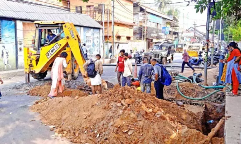 റോഡുകൾ അടഞ്ഞു: വിദ്യാർഥികൾക്കിത് ദുരിതയാത്ര