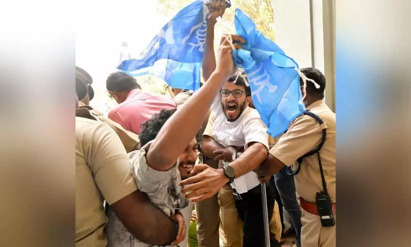 സിൻഡിക്കേറ്റ്​ യോഗത്തിലേക്ക്​ തള്ളിക്കയറാൻ ശ്രമം; കെ.എസ്​.യു പ്രവർത്തകർ അറസ്​റ്റിൽ