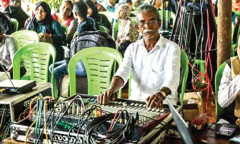 വേദികൾക്ക് ശബ്ദം നൽകി കുഞ്ഞിക്ക യാത്ര തുടരുന്നു