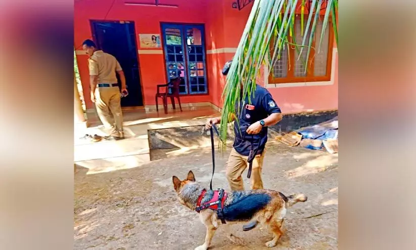 പട്ടാപ്പകൽ വീട് കുത്തിത്തുറന്ന് പണവും സ്വർണവും മോഷ്ടിച്ചു