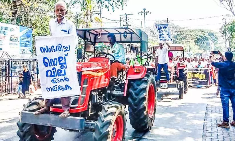 കലക്ടറേറ്റിലേക്ക് ട്രാക്ടറുമായി കർഷകരുടെ പ്രതിഷേധം