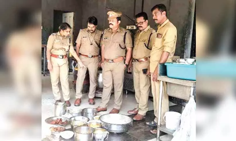 ഹോട്ടലുകളിൽനിന്നു പഴകിയ ഭക്ഷണം പിടികൂടി