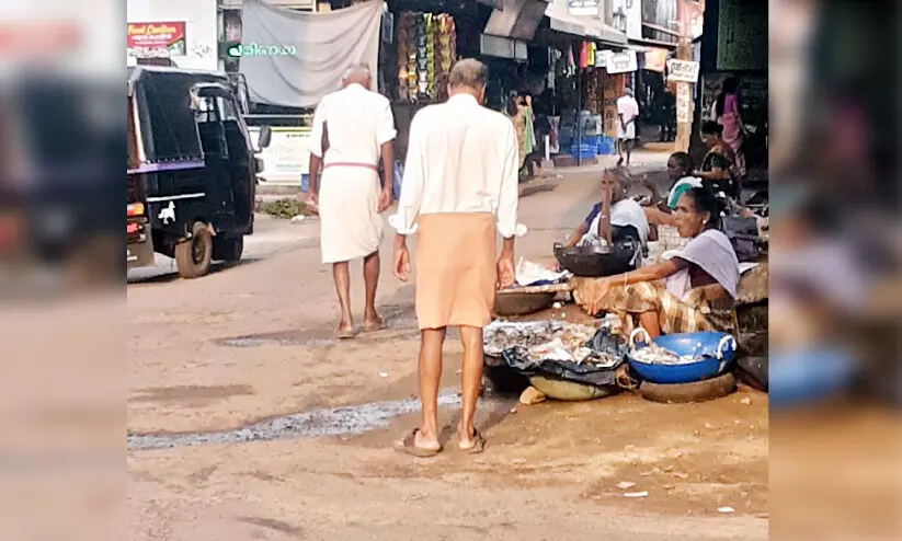 കണ്ടില്ലെന്നു നടിച്ച് നഗരസഭ; മീൻവെള്ളം ഒഴുക്കുന്നത് റോഡിൽ