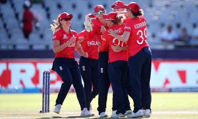 The ball fell on the wicketkeeper’s glove;  The team lost five runs