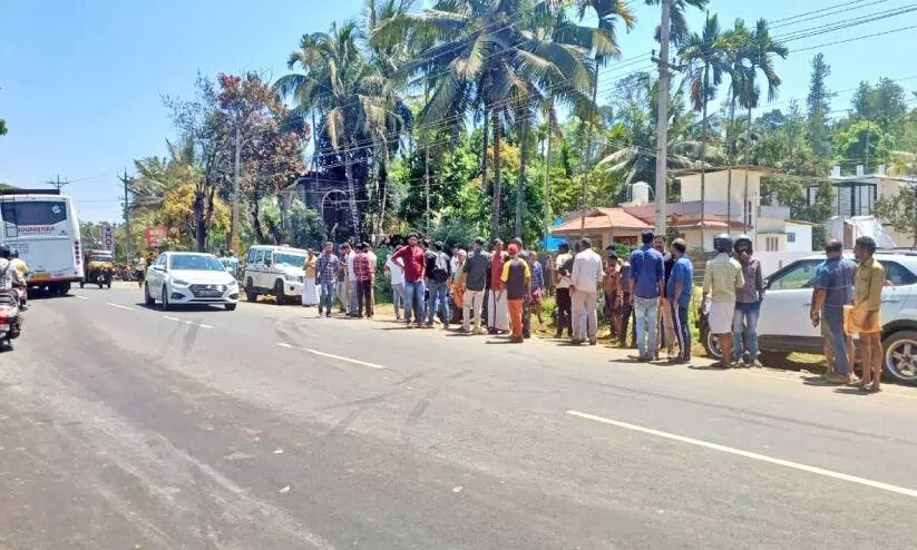 കി​റ്റു വാ​ങ്ങാ​നാ​യി പോ​കേ​ണ്ടി വ​ന്ന​ത് കി​ലോ​മീ​റ്റ​റു​ക​ൾ അ​ക​ലെ; മ​ട​ക്ക​യാ​ത്ര​യി​ൽ പൊ​ലി​ഞ്ഞ​ത് ര​ണ്ടു ജീ​വ​ൻ