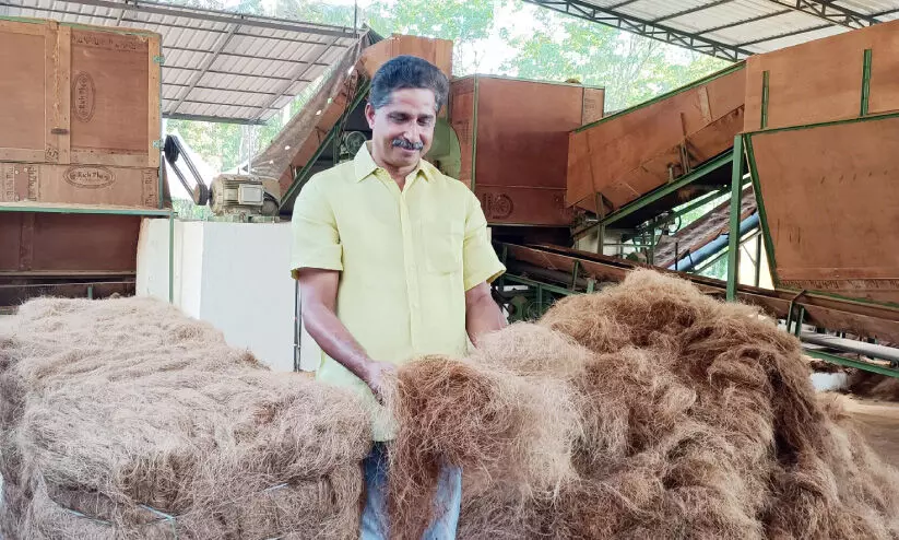 വ​യ​നാ​ട്ടി​ൽ​നി​ന്ന് ച​കി​രി ചു​ര​മി​റ​ങ്ങു​ന്നു