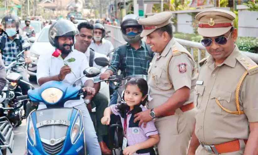 വാഹന പരിശോധന: നിയമം പാലിച്ചാൽ പൂച്ചെണ്ട്, ലംഘിച്ചാൽ പിഴ