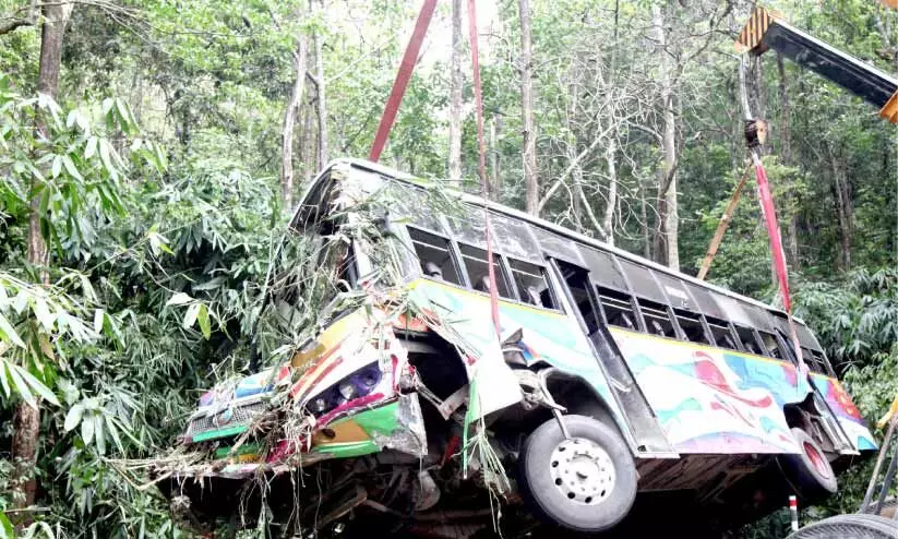 സുരക്ഷ മണ്ഡലകാലത്ത് മാത്രം; അപകടത്തുരുത്തായി ശബരിമല റോഡുകൾ