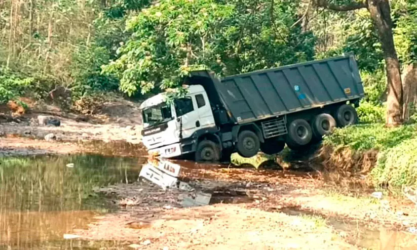 കാത്തിരിപ്പ് കേന്ദ്രം തകർത്ത് ടിപ്പർ ആറ്റിലേക്കിറങ്ങി