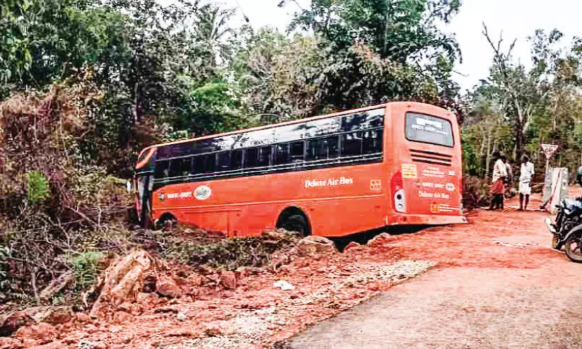 കെ.എസ്.ആർ.ടി.സി സ്വി​ഫ്റ്റ് കോൺക്രീറ്റ് ഡിവൈഡറിൽ ഇടിച്ച് പറമ്പിലേക്ക് കൂപ്പുകുത്തി